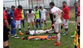 Genç futbolcunun ayağı kırıldı!
