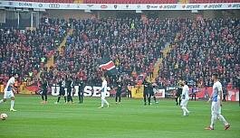 Eskişehirsporlu futbolculardan 1 dakikalık protesto